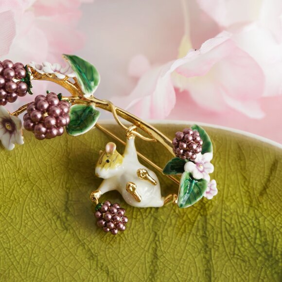 Cute mouse and black berry brooch - Picture 4 of 8